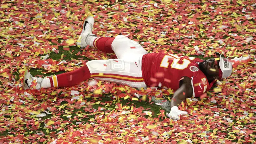 Confeti con el que celebraron los Chiefs tenía tuits impresos