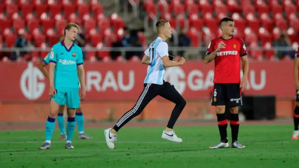 Espontáneo en el Mallorca vs Barcelona contó cómo ingresó al campo