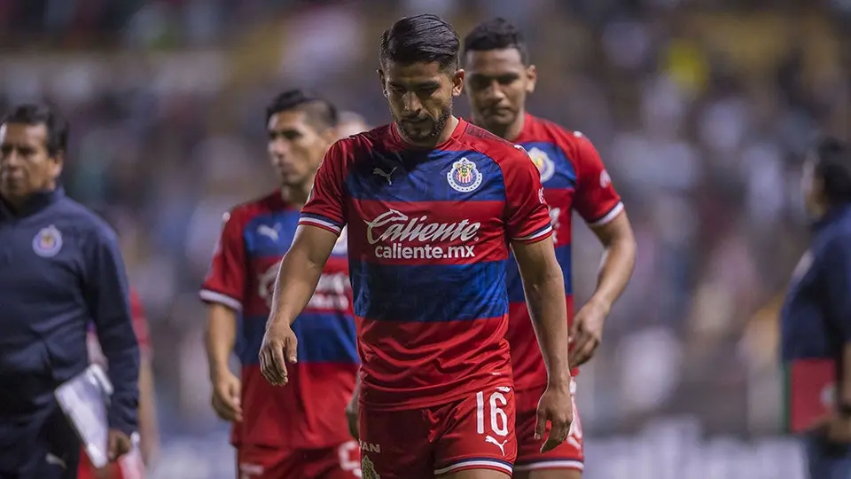VIDEO: Miguel Ponce encaró y empujó a aficionado de Chivas