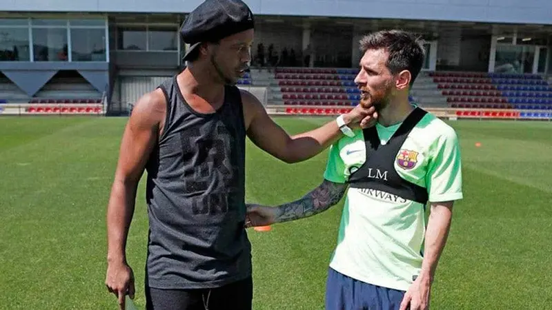 Ronaldinho visitó a Messi en el entrenamiento del Barça