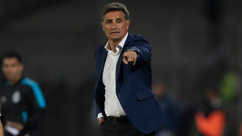 Míchel le pidió a su sastre ropa con el logo y los colores de Pumas