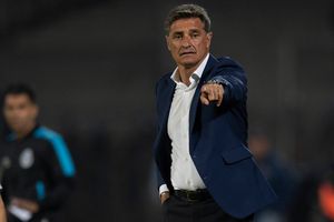 Míchel le pidió a su sastre ropa con el logo y los colores de Pumas