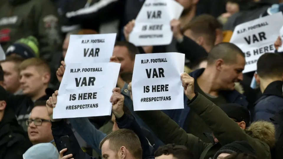 Aficionados ingleses volvieron a manifestarse contra el VAR