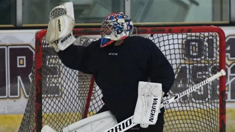 Petr Cech ya debutó con su equipo de hockey