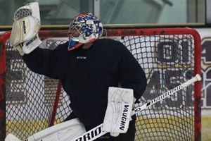 Petr Cech ya debutó con su equipo de hockey