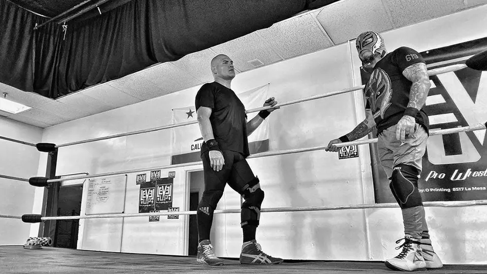 Caín Velásquez hará equipo con Rey Mysterio en SuperShow de CDMX