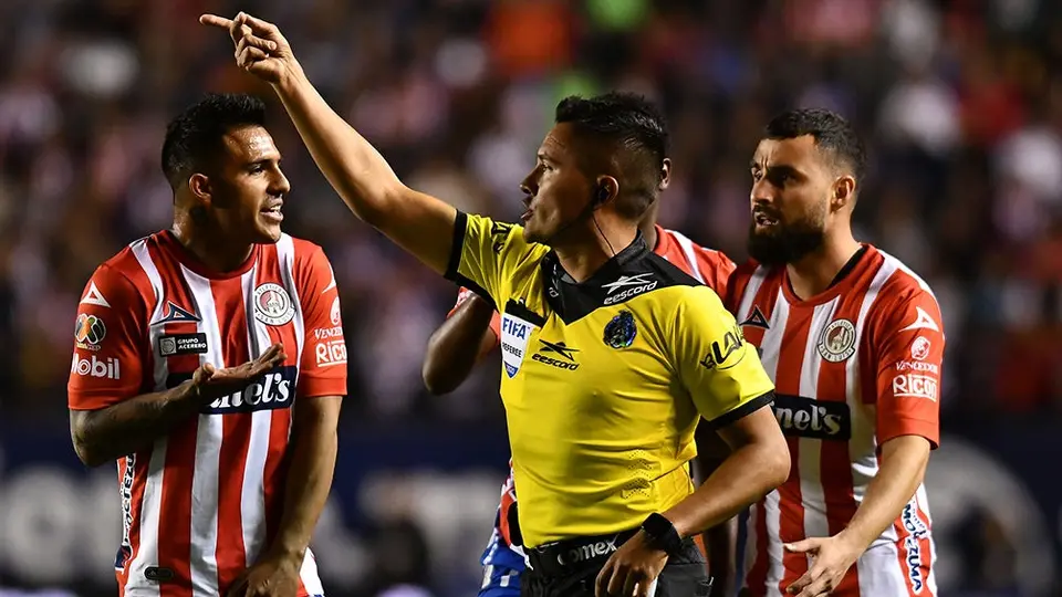 Cantante Guerrero, castigado tras sus errores en el San Luis vs Chivas
