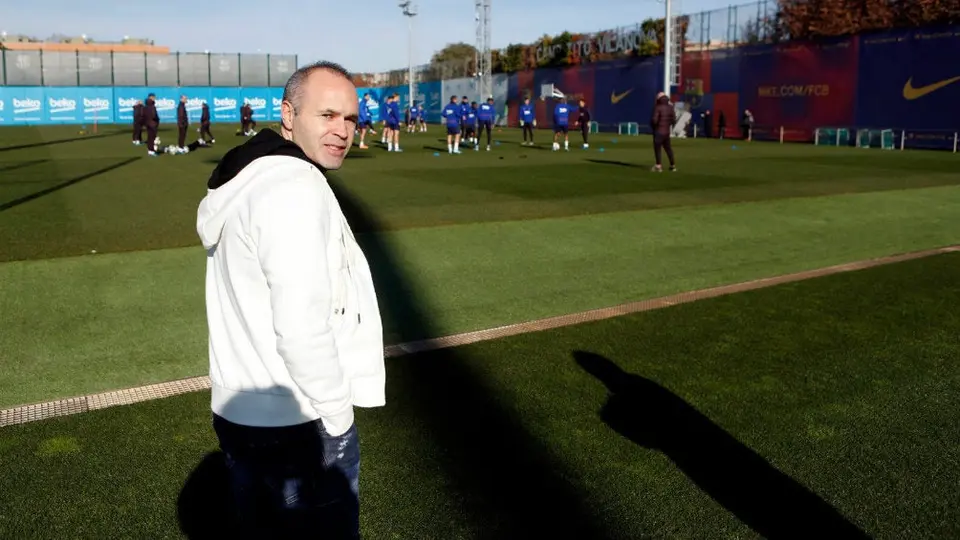 Andrés Iniesta visitó el entrenamiento del Barcelona
