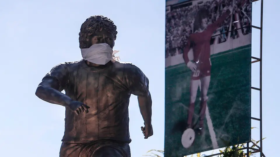 Colocan cubrebocas a estatua de Maradona para concientizar a la población