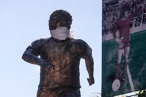 Colocan cubrebocas a estatua de Maradona para concientizar a la población