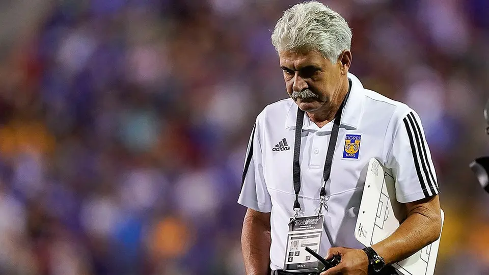 Tuca Ferretti chocó de camino al entrenamiento de Tigres 