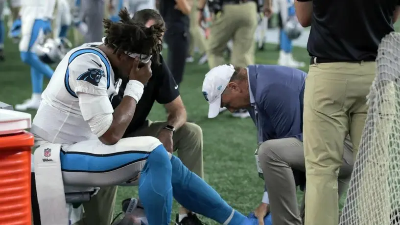 Cam Newton, baja de Panthers el resto de la temporada regular por lesión