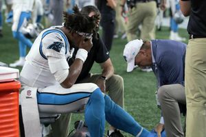 Cam Newton, baja de Panthers el resto de la temporada regular por lesión