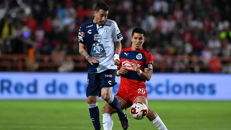 Rubens Sambueza le tomó a un vaso que le aventó la afición de Chivas