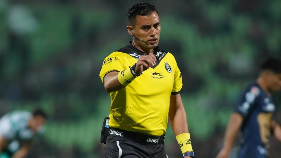 Árbitro del Santos vs Pumas aceptó que se equivocó