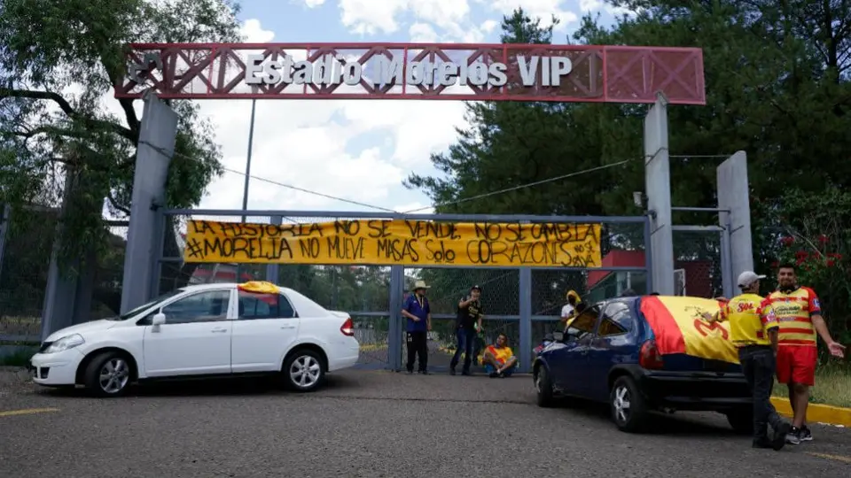 Afición de Monarcas bloqueó acceso de camiones de mudanza al Estadio Morelos