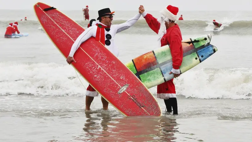 600 surfistas montaron olas vestidos como Santa Claus