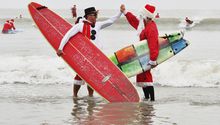 600 surfistas montaron olas vestidos como Santa Claus