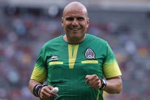 Francisco Chacón felicitó y trolleó a su hijo por graduarse