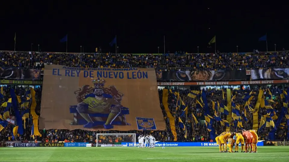 Afición de Tigres mostró tifo de Gignac previo al partido ante Pumas
