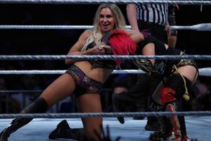 Kabuki Warriors retuvo campeonato de parejas en WWE México