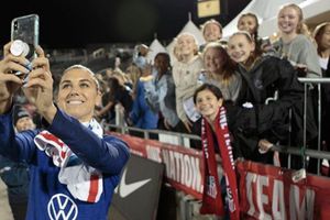 Alex Morgan realiza entrenamiento a días de dar a luz