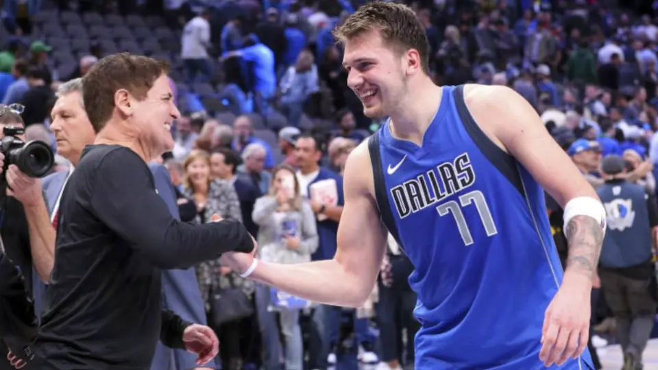Mark Cuban, dueño de Dallas Mavericks, dispuesto a arrodillarse con sus jugadores