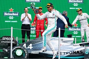 Hamilton espera negociar pronto su nuevo contrato con Mercedes