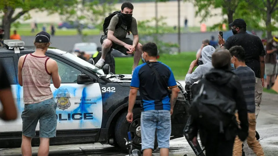 VIDEO: Policías fueron despedidos por asfixiar a un afroamericano durante arresto