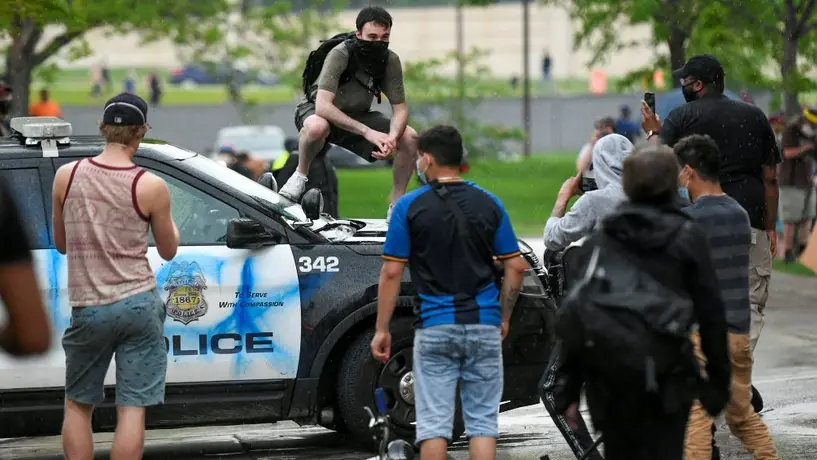 VIDEO: Policías fueron despedidos por asfixiar a un afroamericano durante arresto