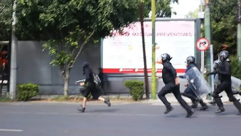 Policías que agredieron a manifestante en CDMX, a disposición de la Ficalía