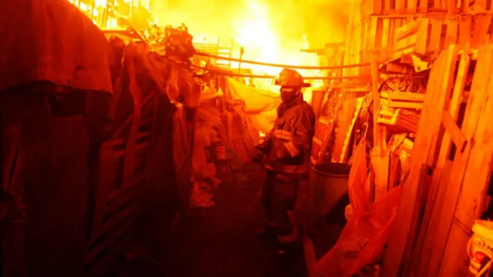 Se registró fuerte incendio en la Central de Abasto; hay ocho heridos
