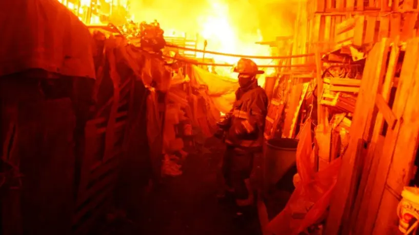 Se registró fuerte incendio en la Central de Abasto; hay ocho heridos