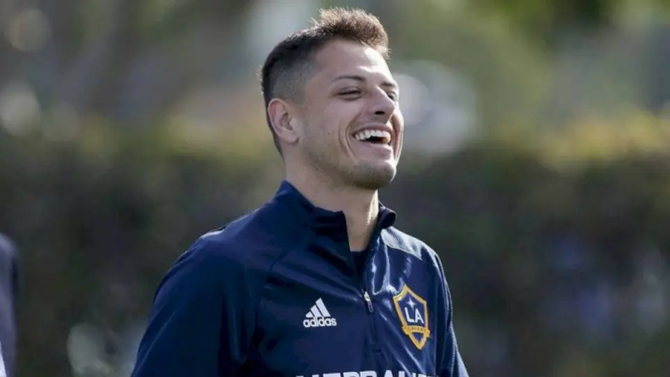 Chicharito lanzó el 'puck' en un juego de hockey del LA Kings