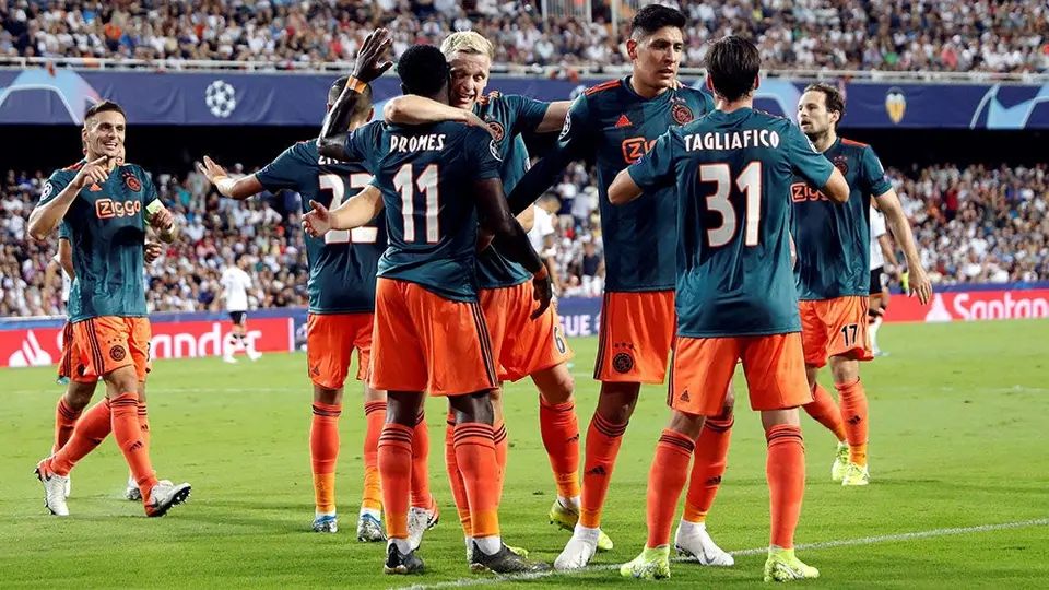 Ajax goleó a Valencia en Mestalla y sigue perfecto en Champions