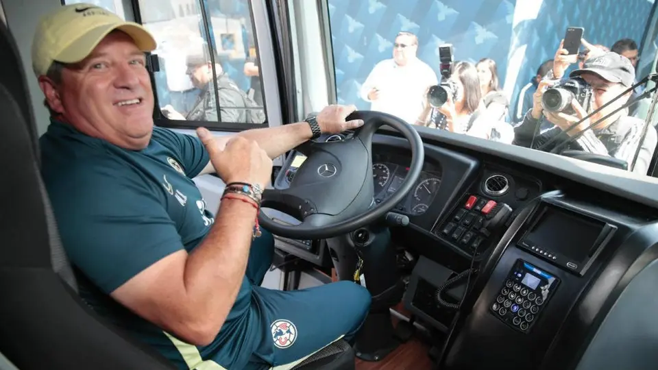 Miguel Herrera manejó el nuevo autobús del América