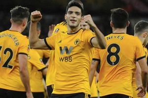 Raúl Jiménez recibió corte de cabello por parte de su novia