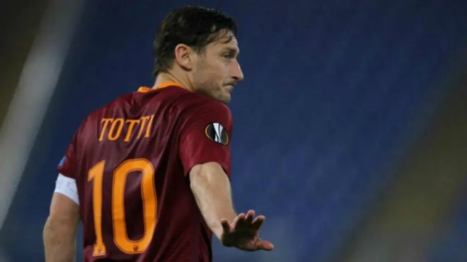 Totti: "Si yo fuera mi representante no me aconsejaría ir a la Roma"