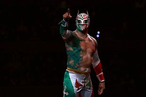 Sin Cara apareció de sorpresa en Guerra de Titantes