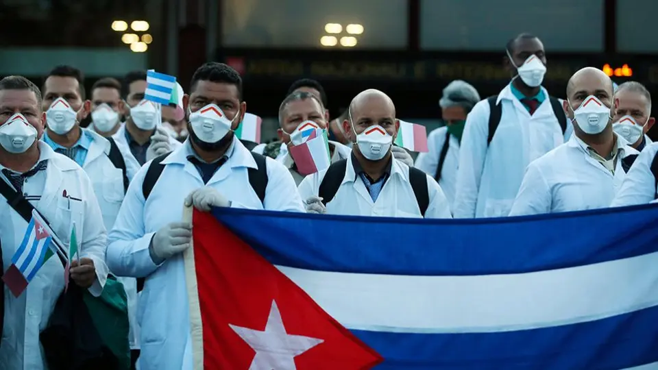 Cuba anunció envío de especialistas médicos a México