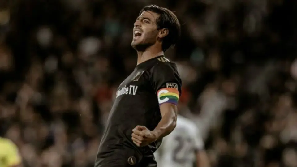 VIDEO: Carlos Vela presumió sus habilidades de baloncesto con espectacular clavada