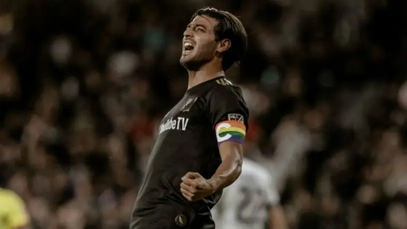 VIDEO: Carlos Vela presumió sus habilidades de baloncesto con espectacular clavada
