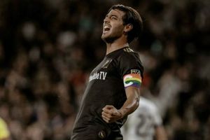 VIDEO: Carlos Vela presumió sus habilidades de baloncesto con espectacular clavada