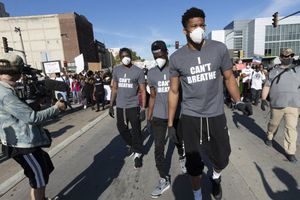 NBA: Antetokounmpo se unió a protestas contra el racismo en Milwaukee
