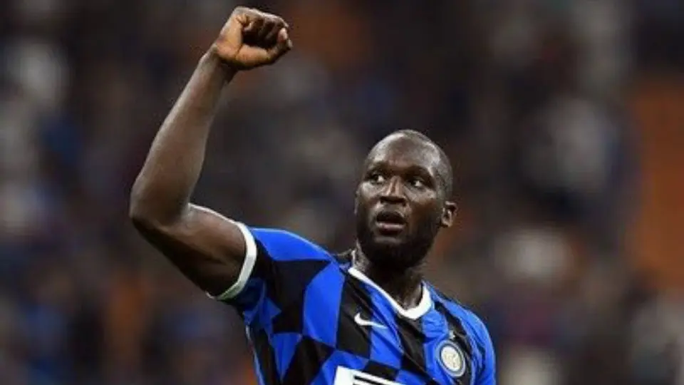 Lukaku y Smalling, molestos ante portada racista de diario italiano