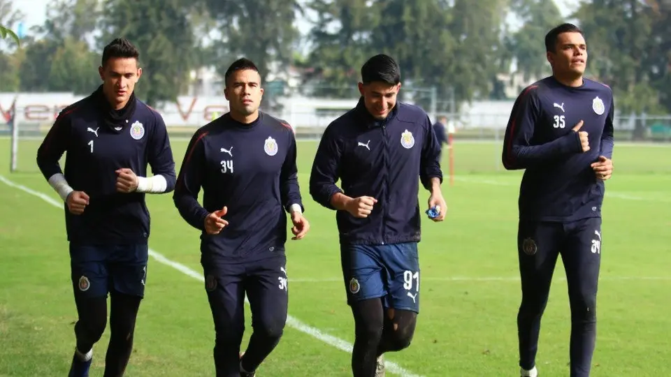 ¿Quiénes pelearán por el puesto de arquero suplente en Chivas?