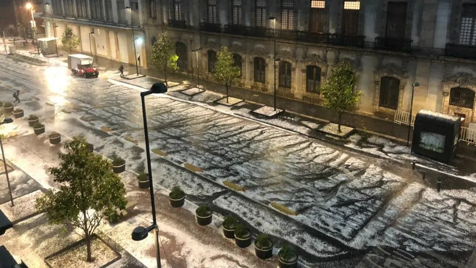 VIDEO: Fuerte lluvia se registró en CDMX; granizo cubrió calles de blanco
