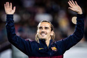 Griezmann llegó al Camp Nou con jersey de Patrick Mahomes