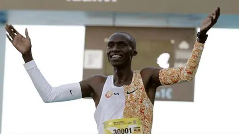 Joshua Cheptegei rompió récord mundial de 5 kilómetros con tiempo de 12:51