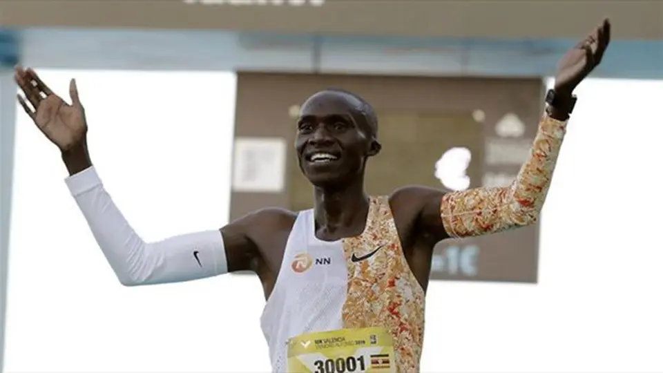 Joshua Cheptegei rompió récord mundial de 5 kilómetros con tiempo de 12:51